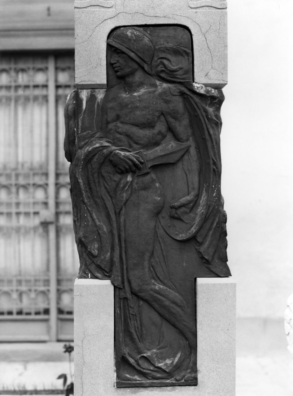 figura allegorica maschile (rilievo) di Cipriani Giulio (sec. XX)