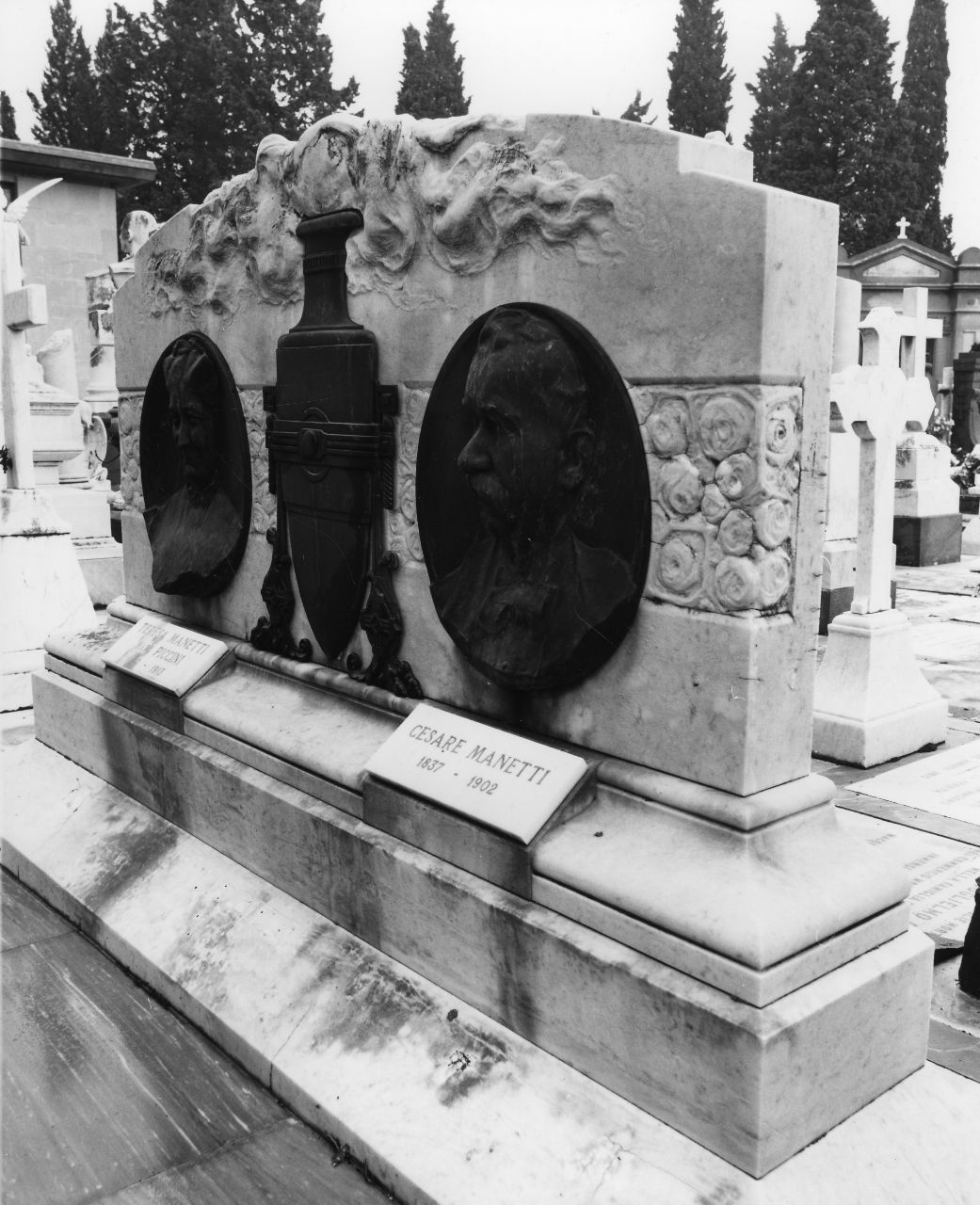 ritratto dei coniugi Manetti (monumento funebre) di Ceccarelli Pietro (sec. XX)