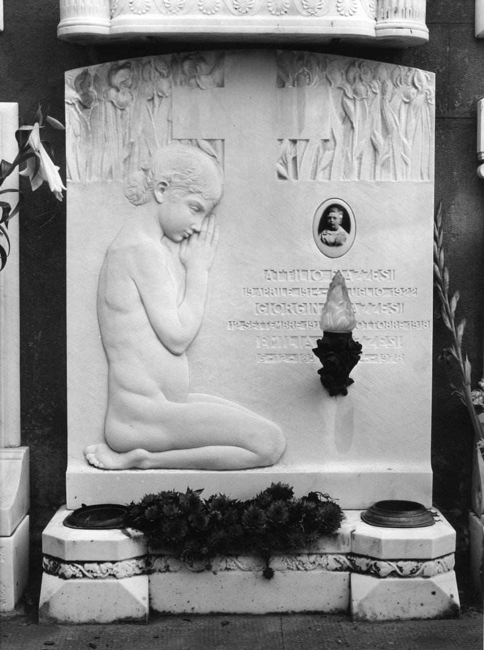 bambino in atto di pregare (monumento funebre) di Vigni Corrado (sec. XX)