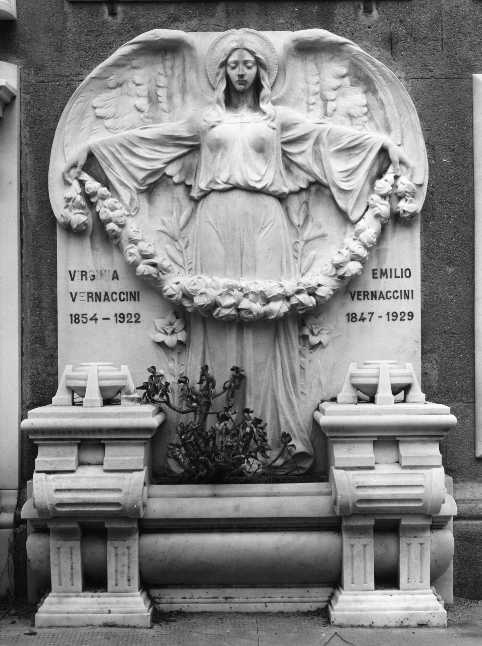 angelo con fiori (monumento funebre) di Chilleri Oreste (sec. XX)