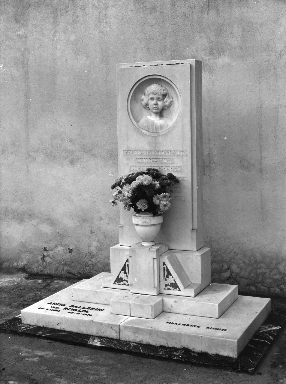 ritratto di Marco Augusto Rivalta (monumento funebre) di Rivalta Carlo (sec. XX)