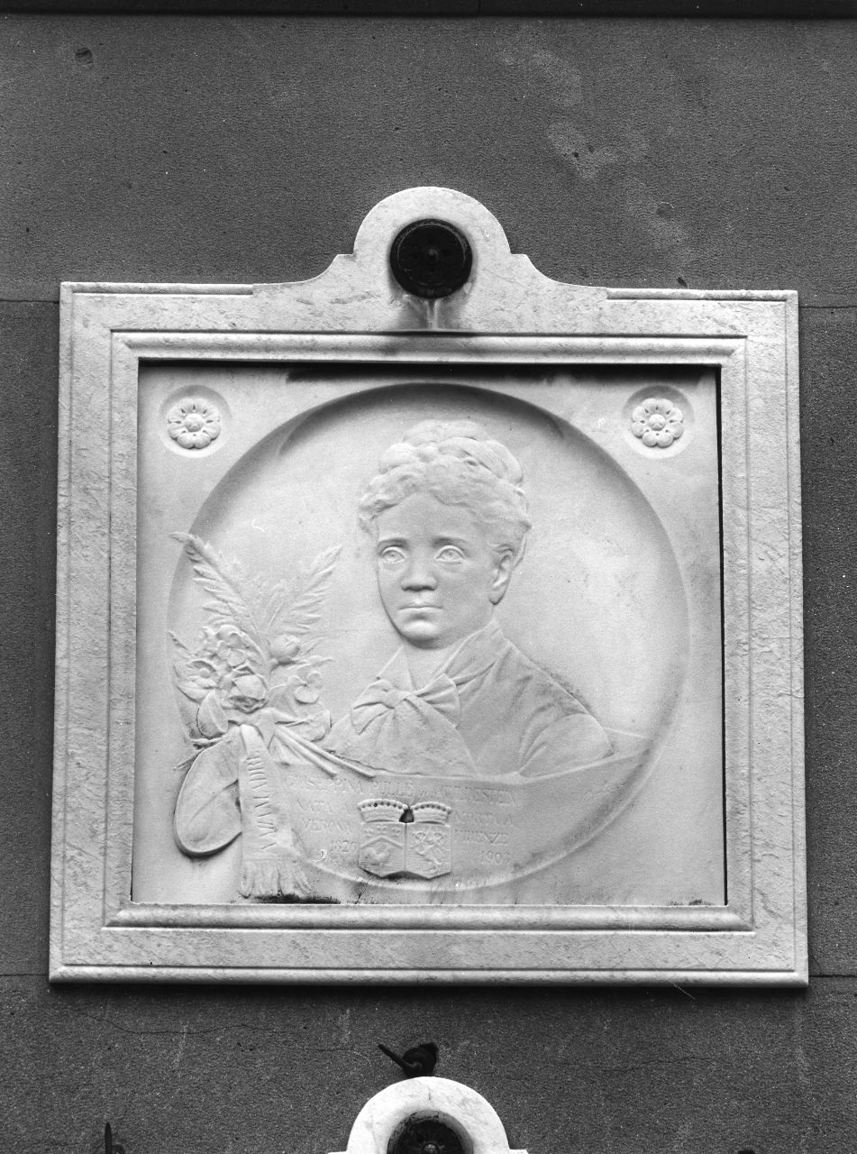 ritratto di Giuseppina Pulle Von Guldestein (monumento funebre) di Bortone Antonio (sec. XX)