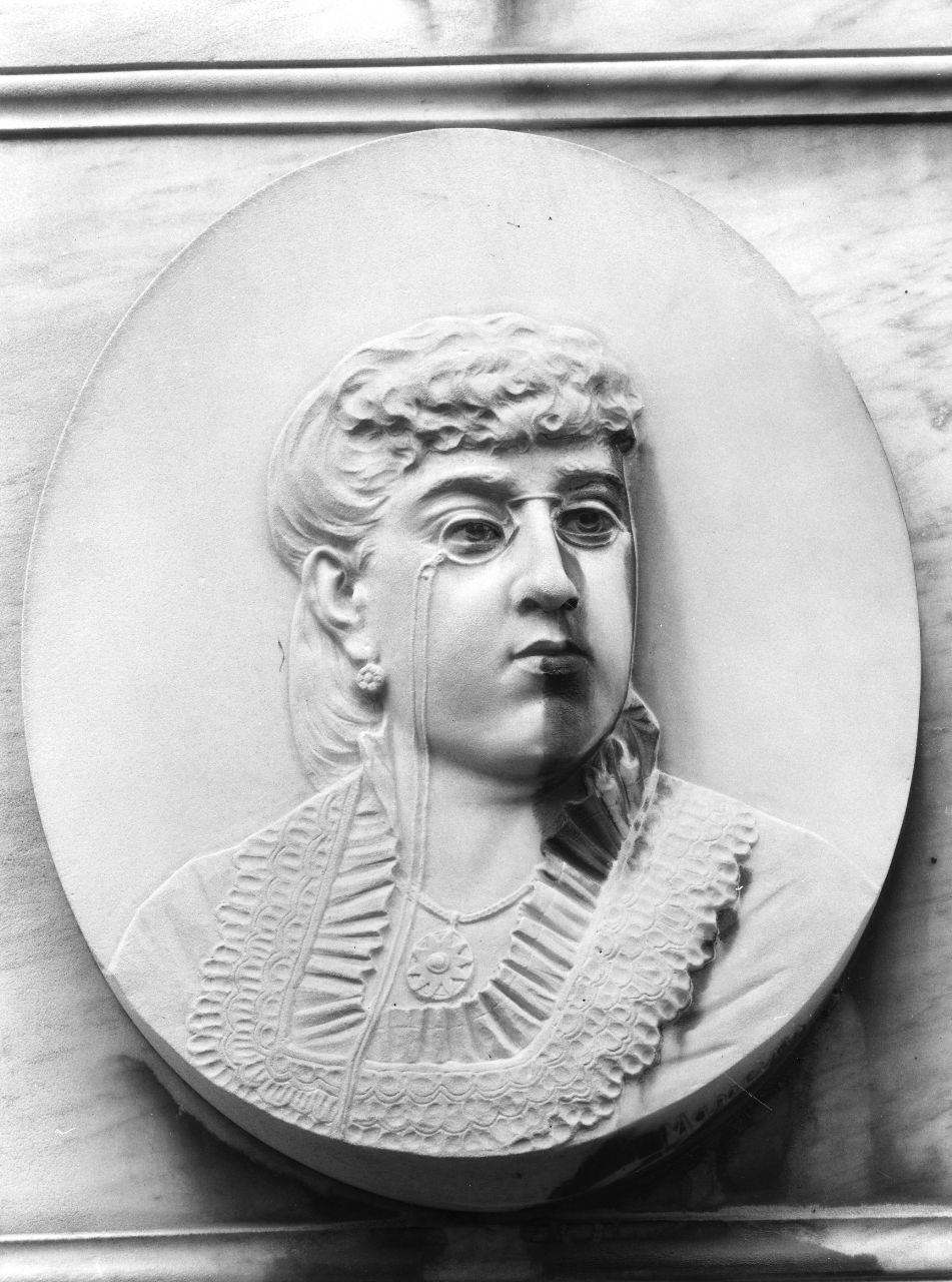 ritratto di Amalia Fossa Mirabella (monumento funebre) di Mancini Emilio (sec. XX)