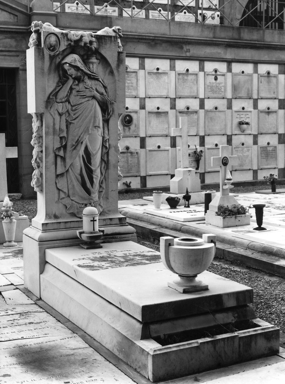 figura femminile panneggiata (monumento funebre) - ambito toscano (sec. XX)