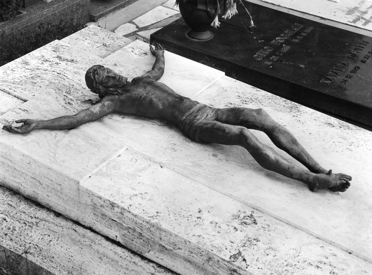 Cristo crocifisso (monumento funebre) di Moschi Mario (sec. XX)
