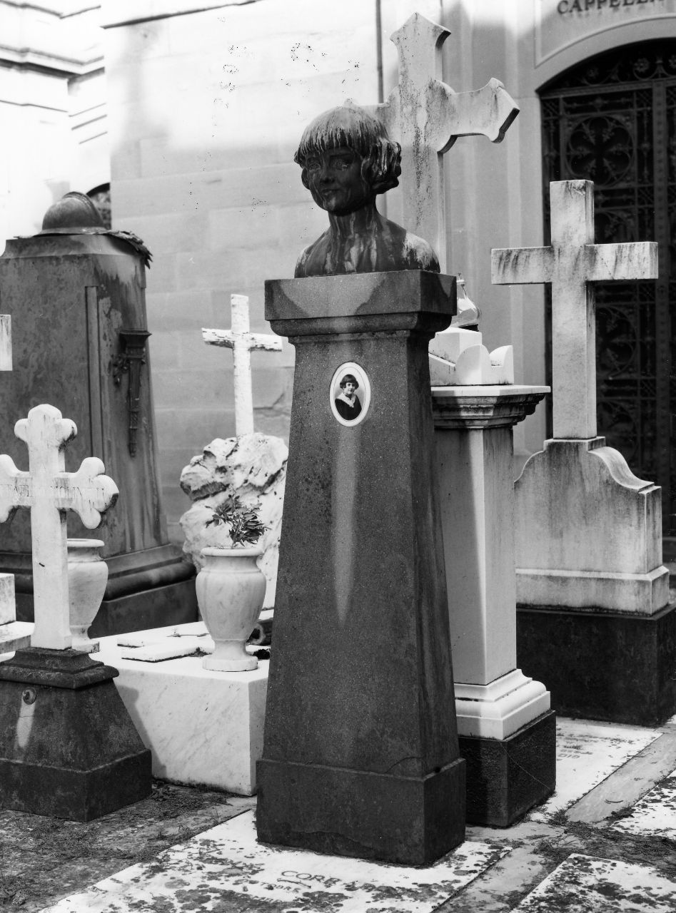 busto ritratto di Emma Corradini (monumento funebre) di Moschi Mario - ambito toscano (sec. XX)