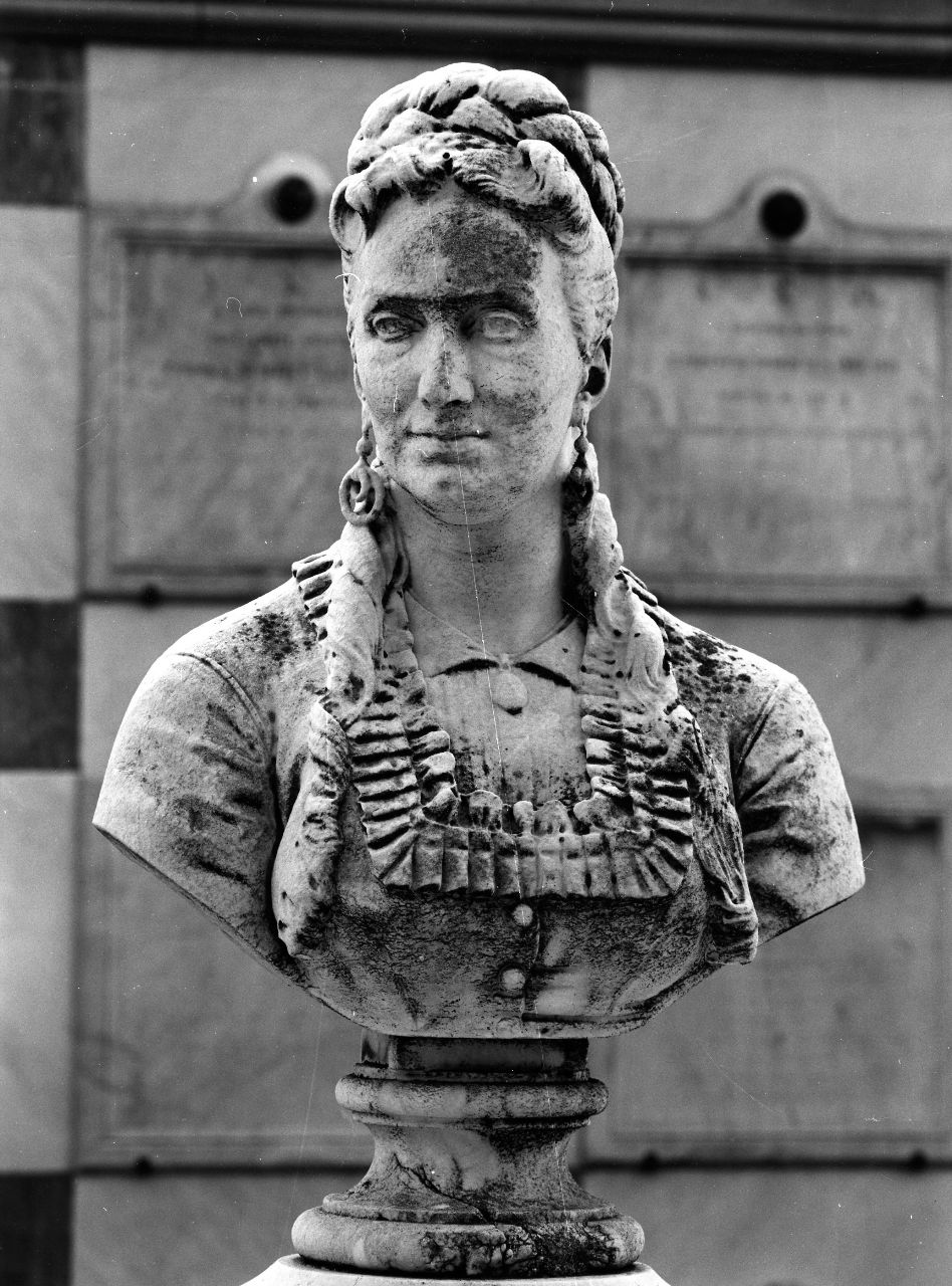 busto ritratto di Adele Landini (monumento funebre) di Monteverde Giulio (sec. XIX)