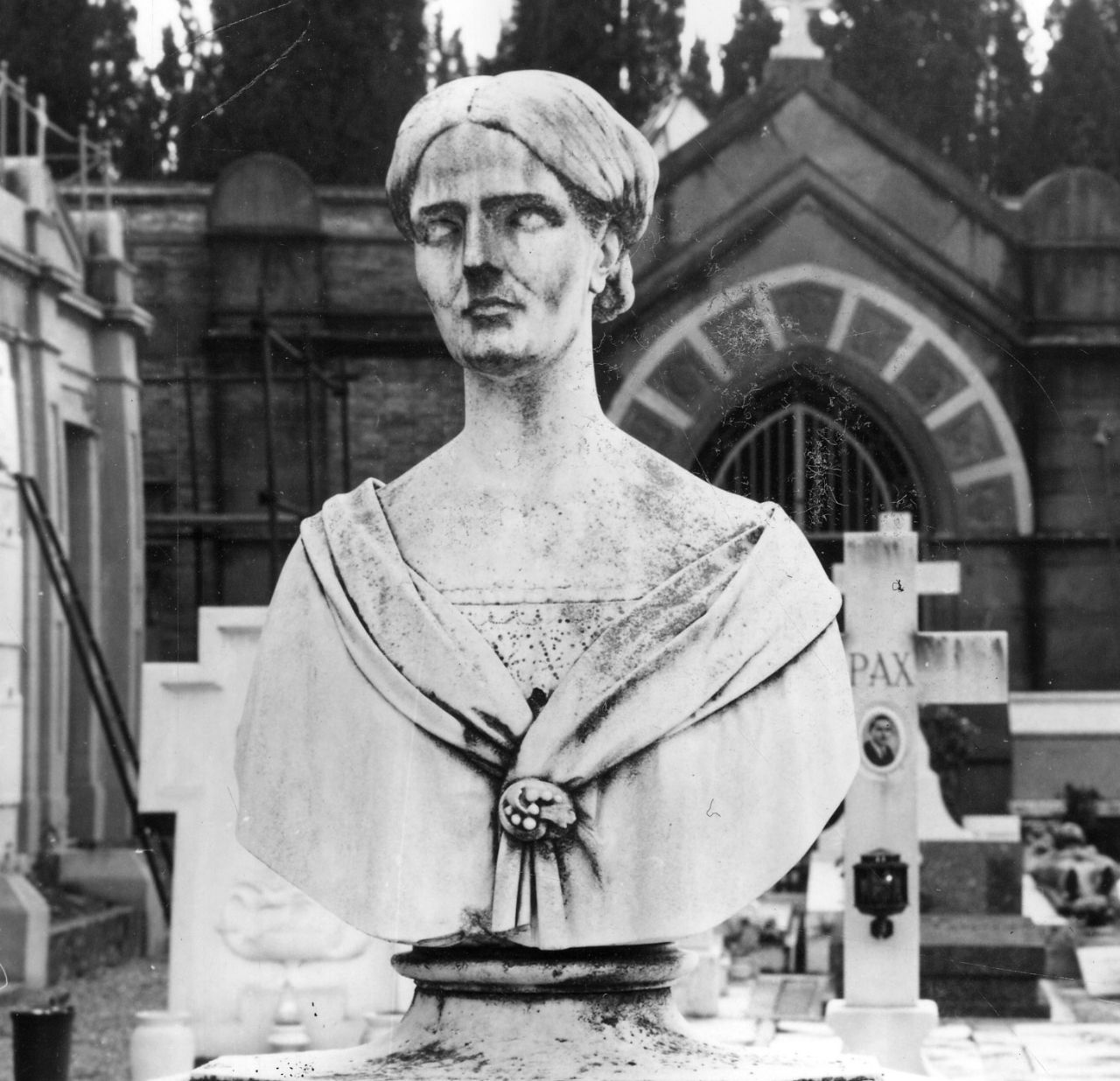 busto ritratto di Paolina Mugnaini (monumento funebre) di Fantacchiotti Odoardo (sec. XIX)