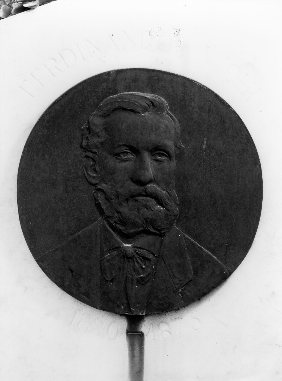 ritratti di Ferdinando e Amalia Vichi (monumento funebre) di Vichi Ferdinando (sec. XX)