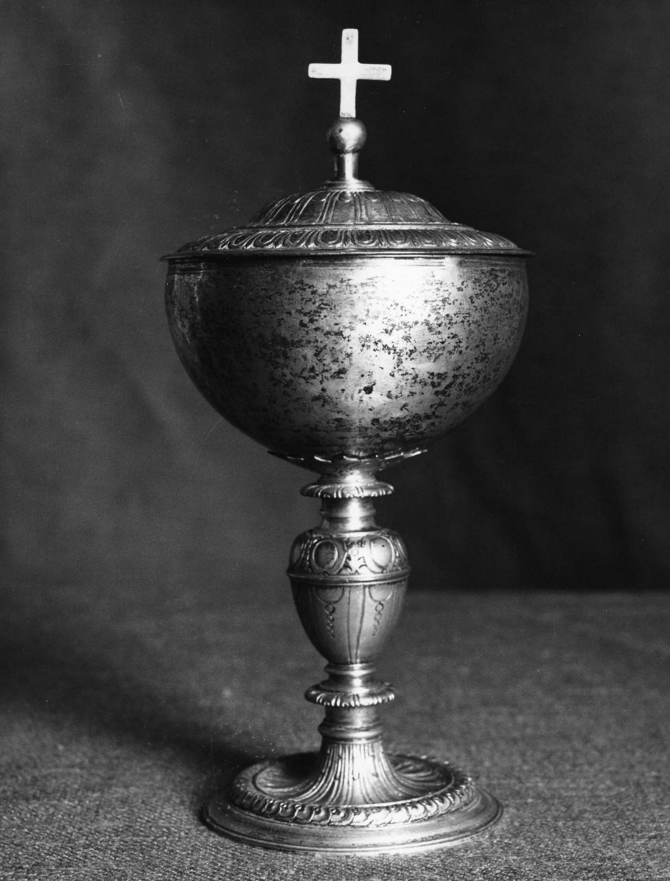 pisside - bottega toscana (fine/inizio secc. XVI/ XVII)