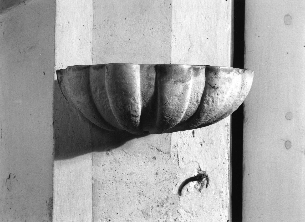 acquasantiera - a conchiglia - manifattura toscana (sec. XVIII)