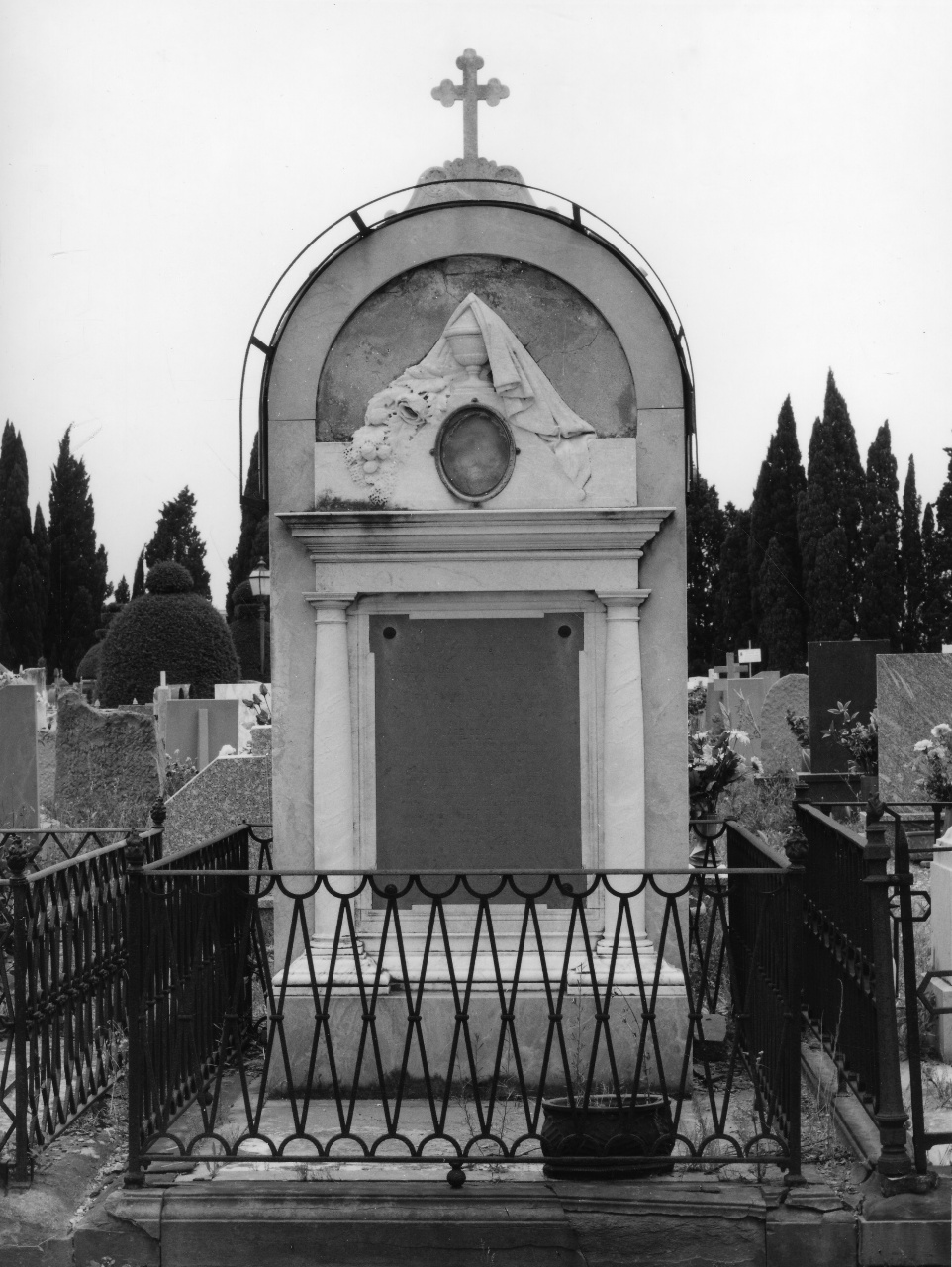 stele funeraria - a edicola - manifattura toscana (sec. XIX)