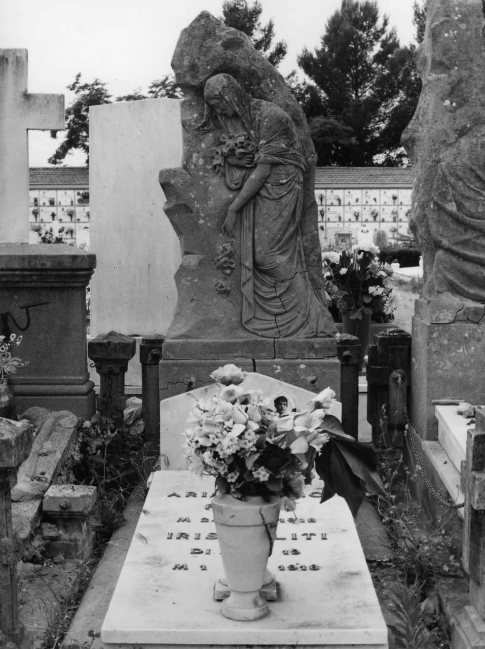 figura femminile che sparge fiori (stele funeraria) - manifattura fiorentina (sec. XX)