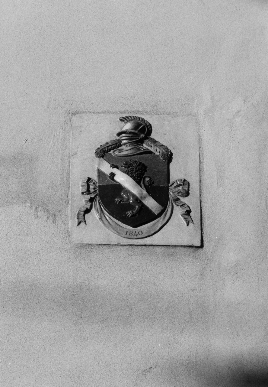 stemma gentilizio della famiglia Corsi (rilievo) - manifattura Ginori (sec. XIX)