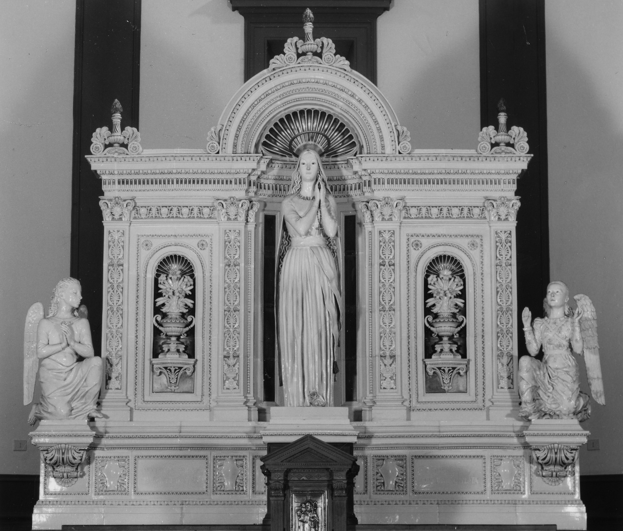 Madonna Immacolata e angeli (dossale) di Crott Severino, Berti Antonio - manifattura Richard Ginori (sec. XX)