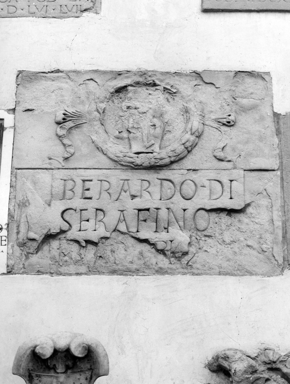 stemma gentilizio di Berardo di Serafino Biada (rilievo) - produzione fiorentina (sec. XV)