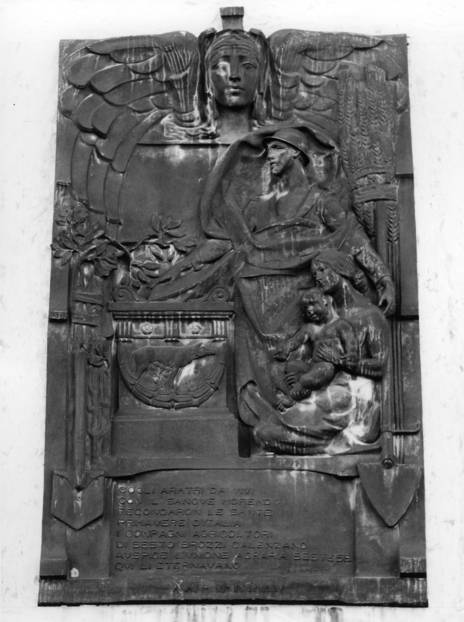 soldato con figura femminile e bambino (monumento, opera isolata) di Gronchi Giuseppe, Fonderia Biagiotti A (sec. XX)