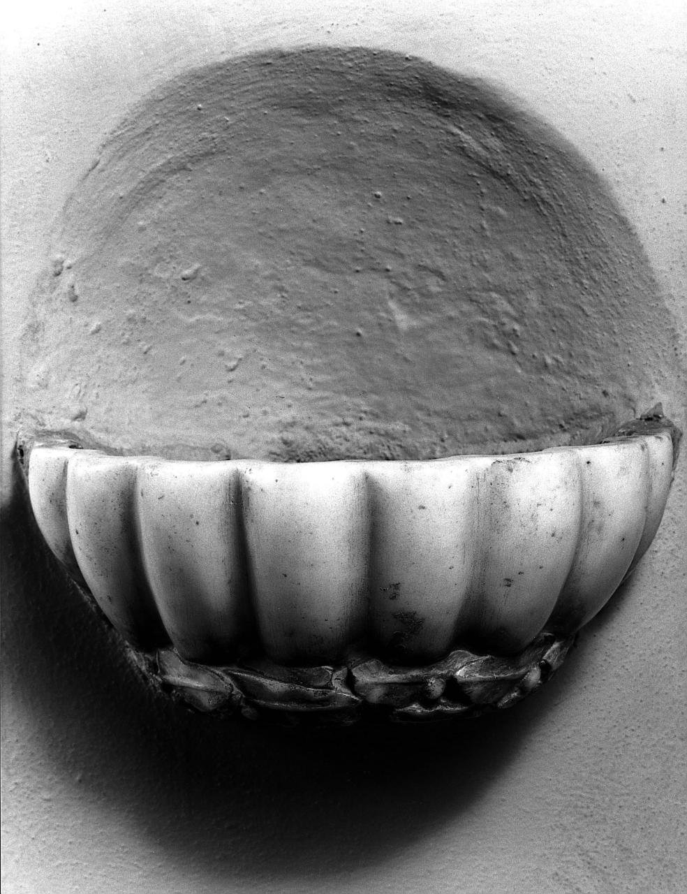 acquasantiera - a conchiglia, opera isolata - manifattura toscana (secc. XVI/ XVII)