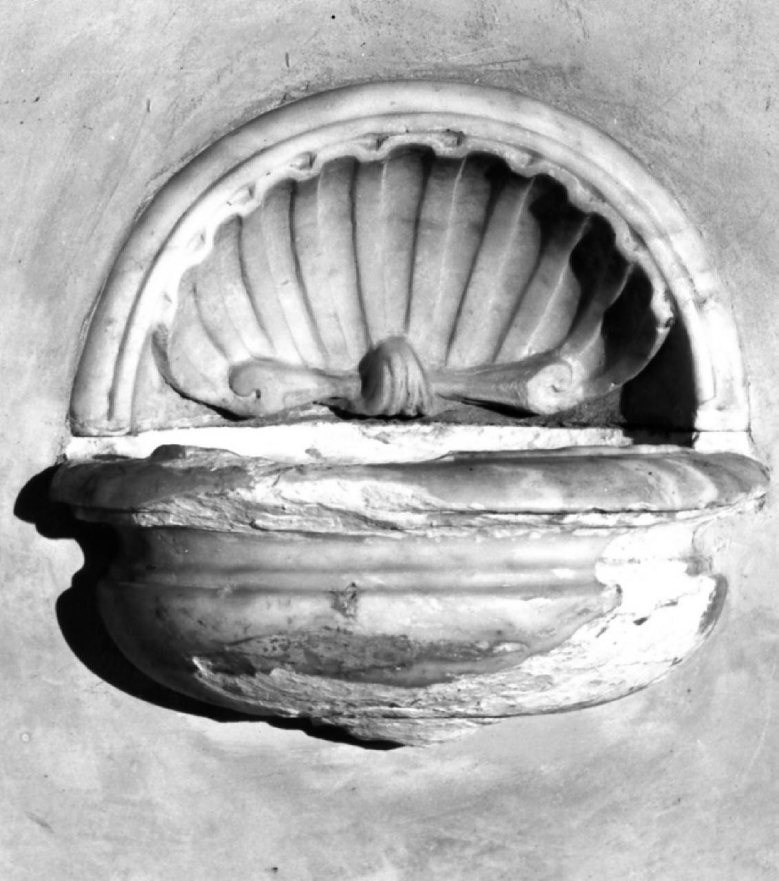 acquasantiera da parete, serie - bottega toscana (sec. XVIII)