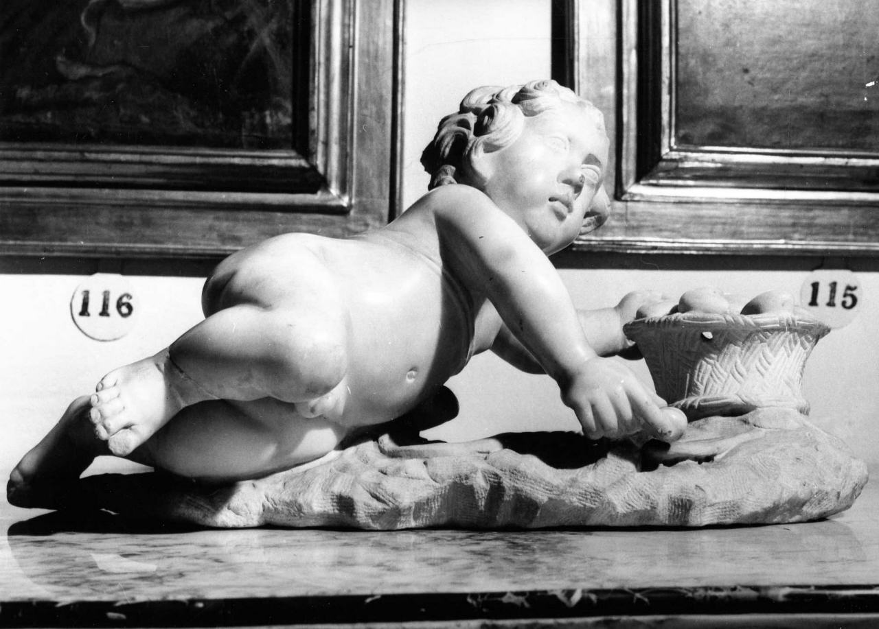 putto con cestino di funghi (scultura) - ambito toscano (seconda metà sec. XVII)