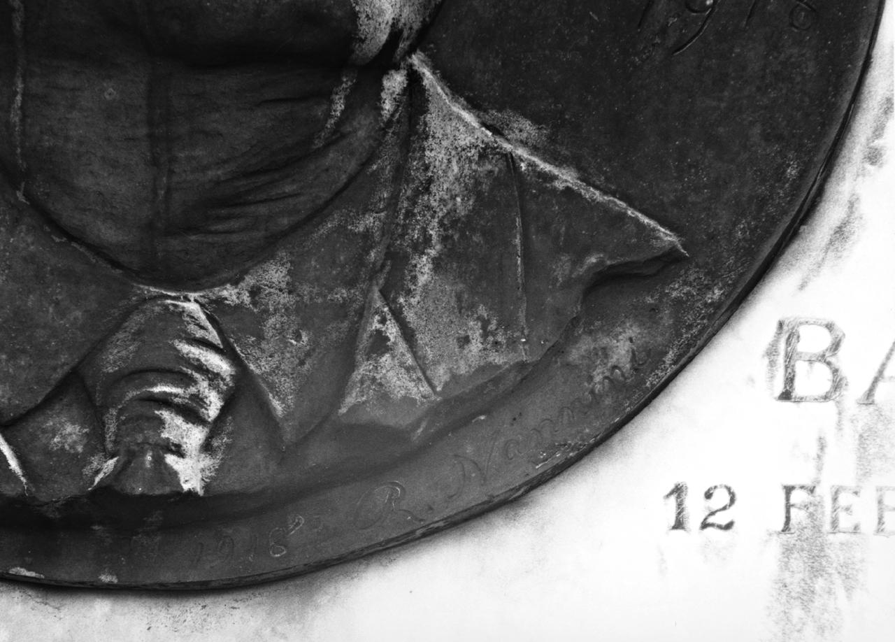 ritratto d'uomo (rilievo) di Nannini R (sec. XX)