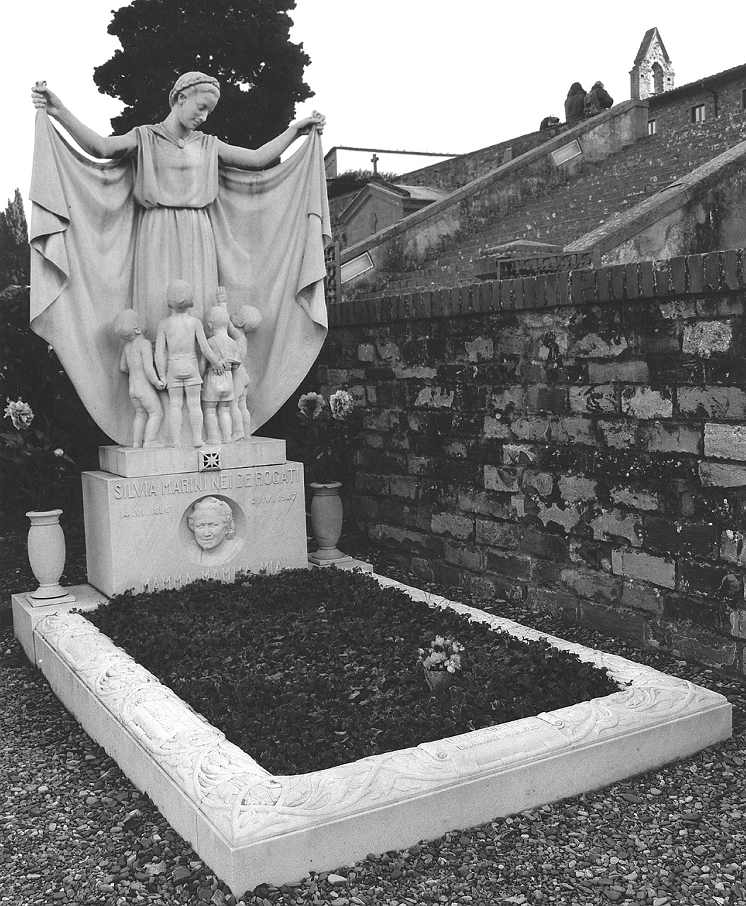 monumento funebre di Marini Marino, Moschi Mario (sec. XX)