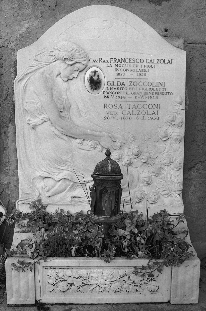 figura femminile inginocchiata (rilievo) - ambito toscano (sec. XX)