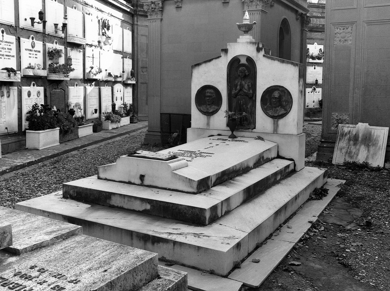 monumento funebre di Franceschi Odo (sec. XX)