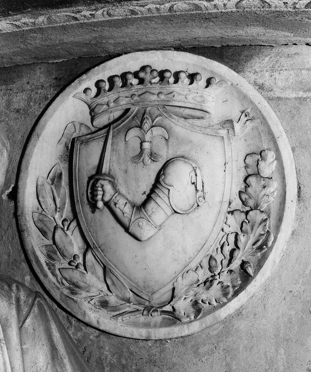 stemma gentilizio (rilievo) - ambito fiorentino (sec. XIX)