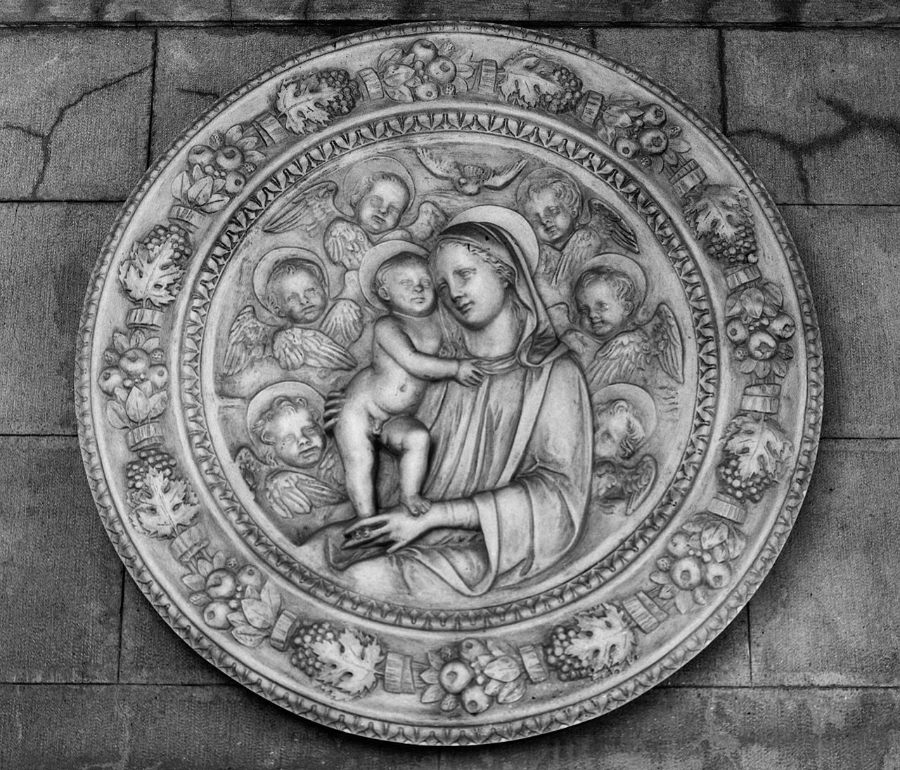 Madonna con Bambino e angeli (rilievo) - manifattura toscana (sec. XX)