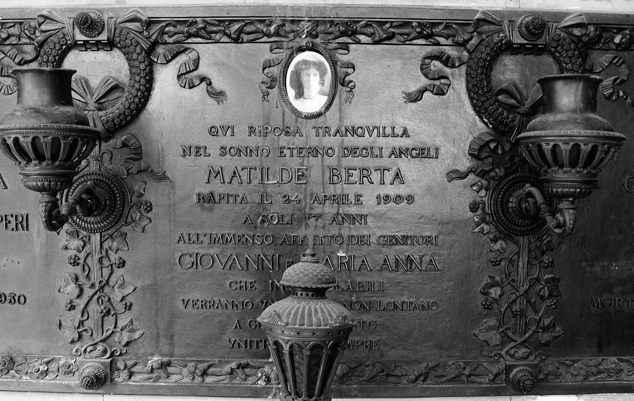 monumento funebre - produzione toscana (sec. XX)