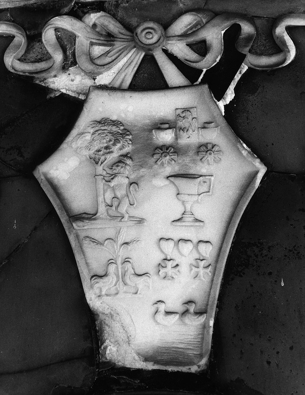 stemma gentilizio della famiglia De Solis, stemma gentilizio (rilievo) - manifattura fiorentina (sec. XIX)