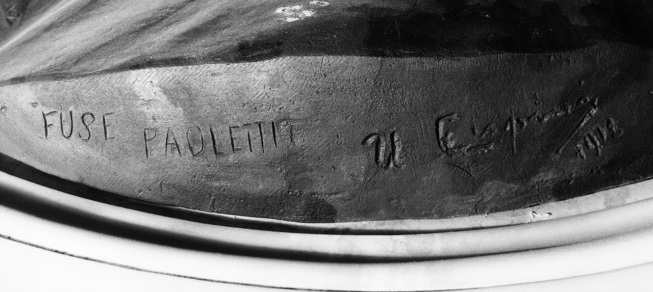 ritratto d'uomo (rilievo) di Eupini U (sec. XX)