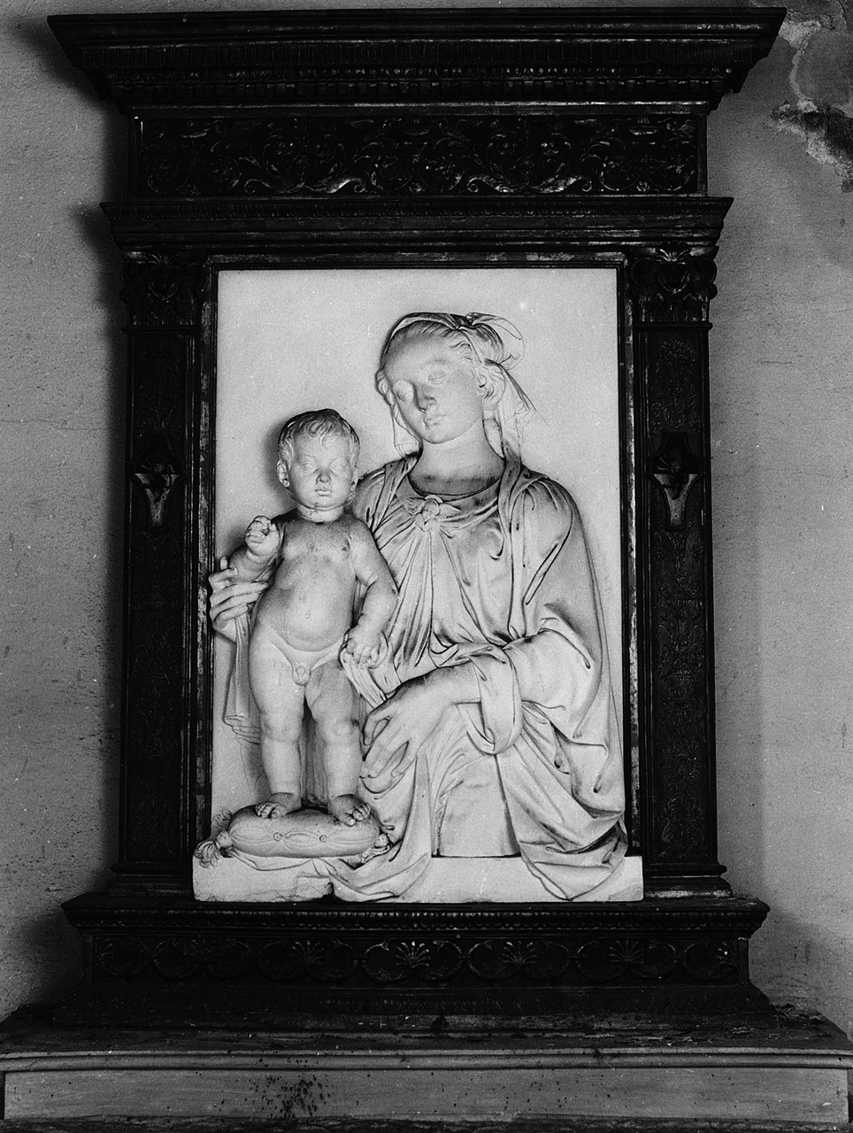 Madonna con Bambino (rilievo) di Lelli Luigi (sec. XX)