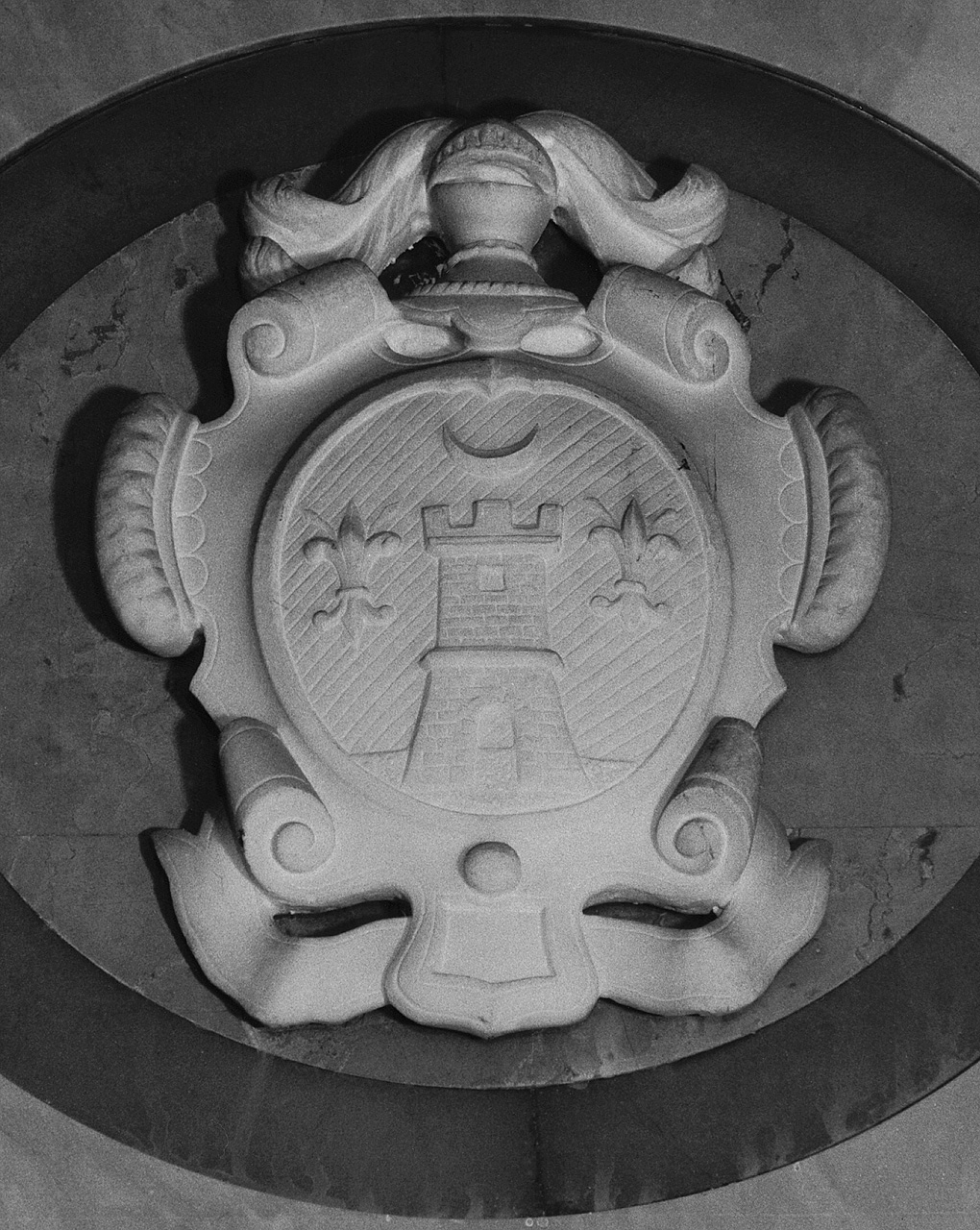 stemma gentilizio della famiglia Vannucci, stemma gentilizio (rilievo) - manifattura fiorentina (sec. XIX)