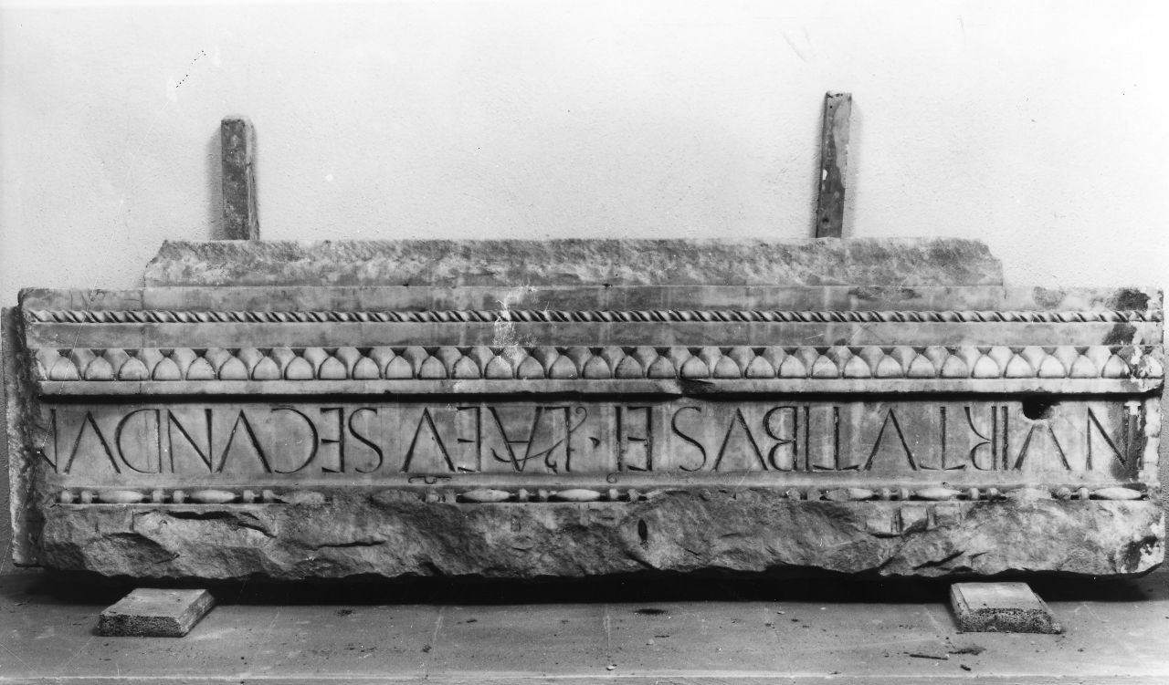 motivi decorativi geometrici (cimasa, frammento) di Della Robbia Luca (bottega) (sec. XV)