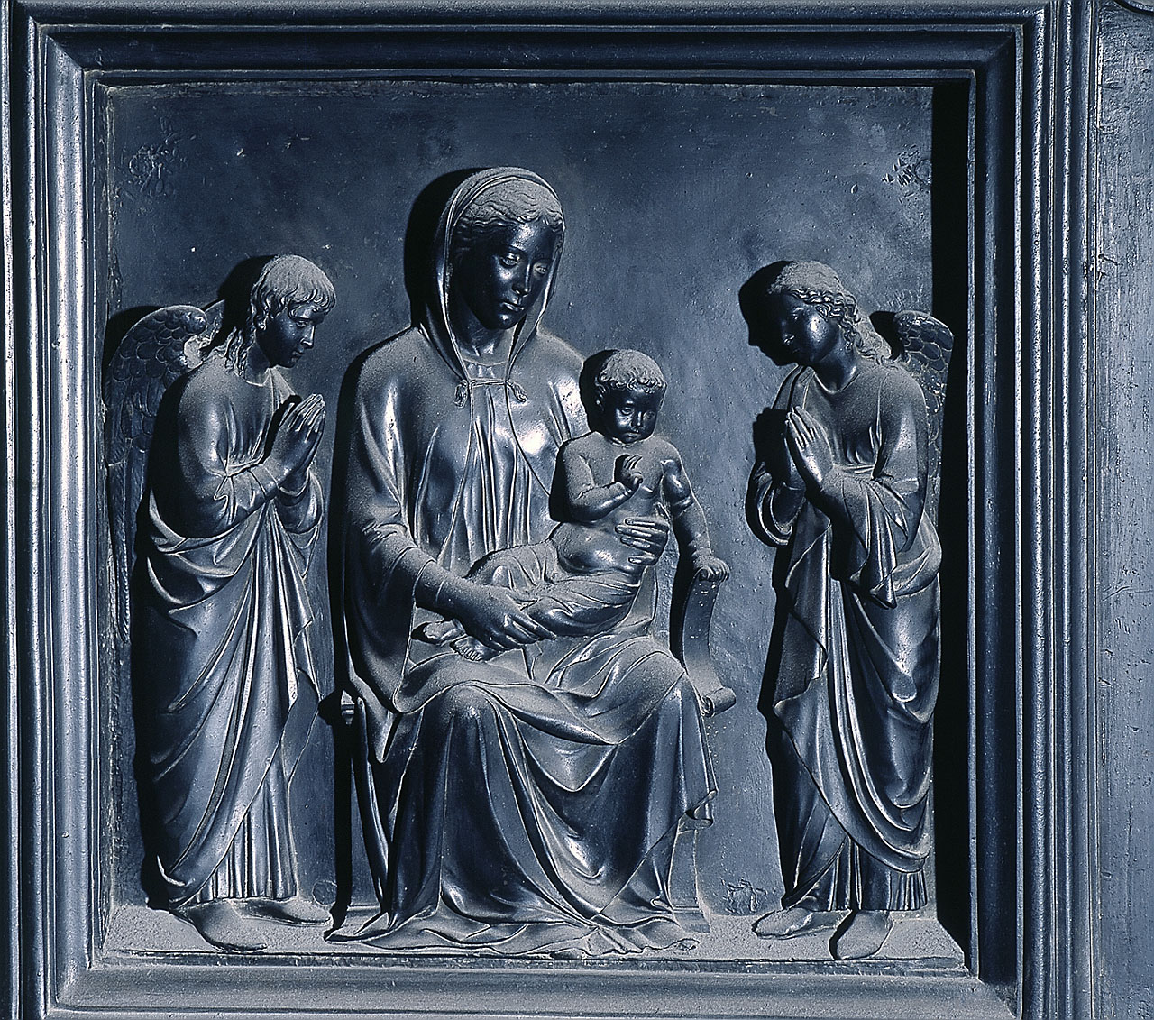 Madonna con Bambino e angeli (formella) di Della Robbia Luca, Maso di Bartolommeo, Michelozzi Michelozzo, Domenico di Domenico da Prato, Giovanni di Bartolommeo, Bartolomeo di Fruosino (sec. XV)