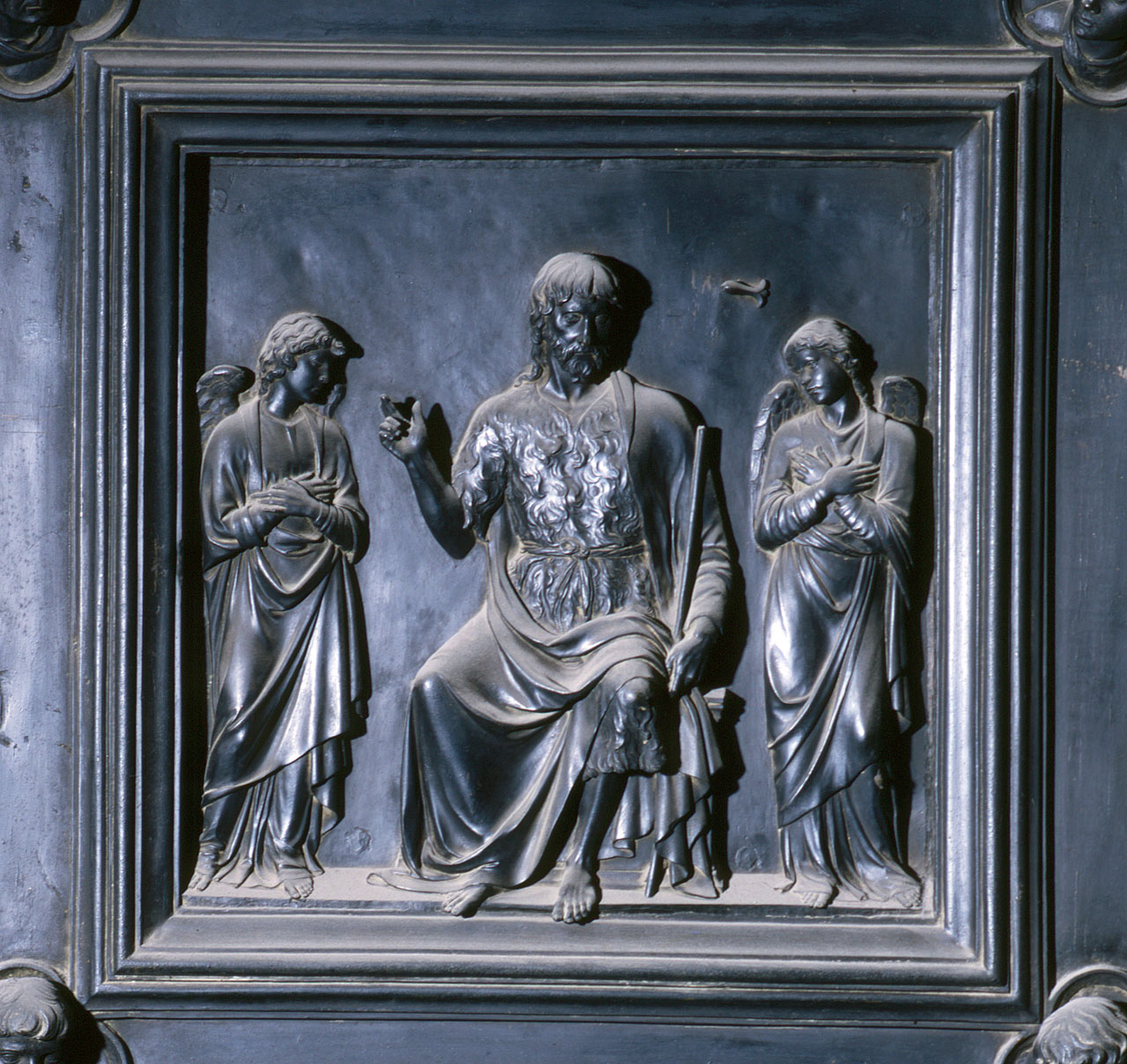 San Giovanni Battista tra due angeli (formella) di Della Robbia Luca, Maso di Bartolommeo, Michelozzi Michelozzo, Domenico di Domenico da Prato, Giovanni di Bartolommeo, Bartolomeo di Fruosino (sec. XV)