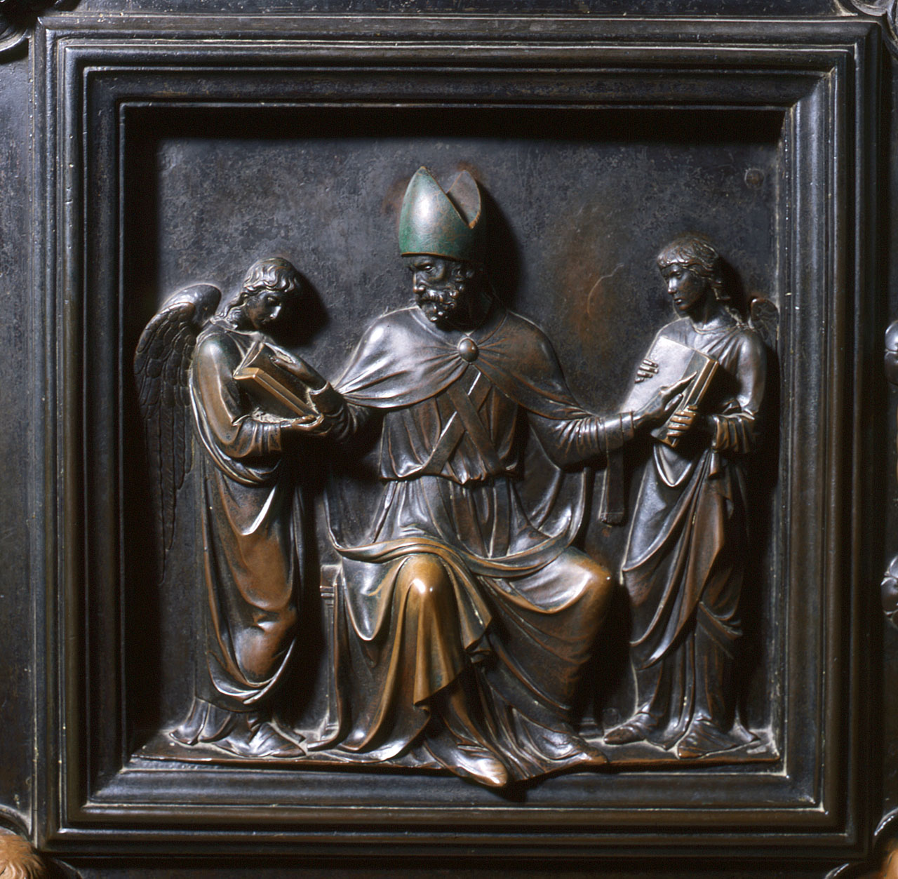 Sant'Ambrogio tra due angeli (formella) di Della Robbia Luca, Maso di Bartolommeo, Michelozzi Michelozzo, Domenico di Domenico da Prato, Giovanni di Bartolommeo, Bartolomeo di Fruosino (sec. XV)