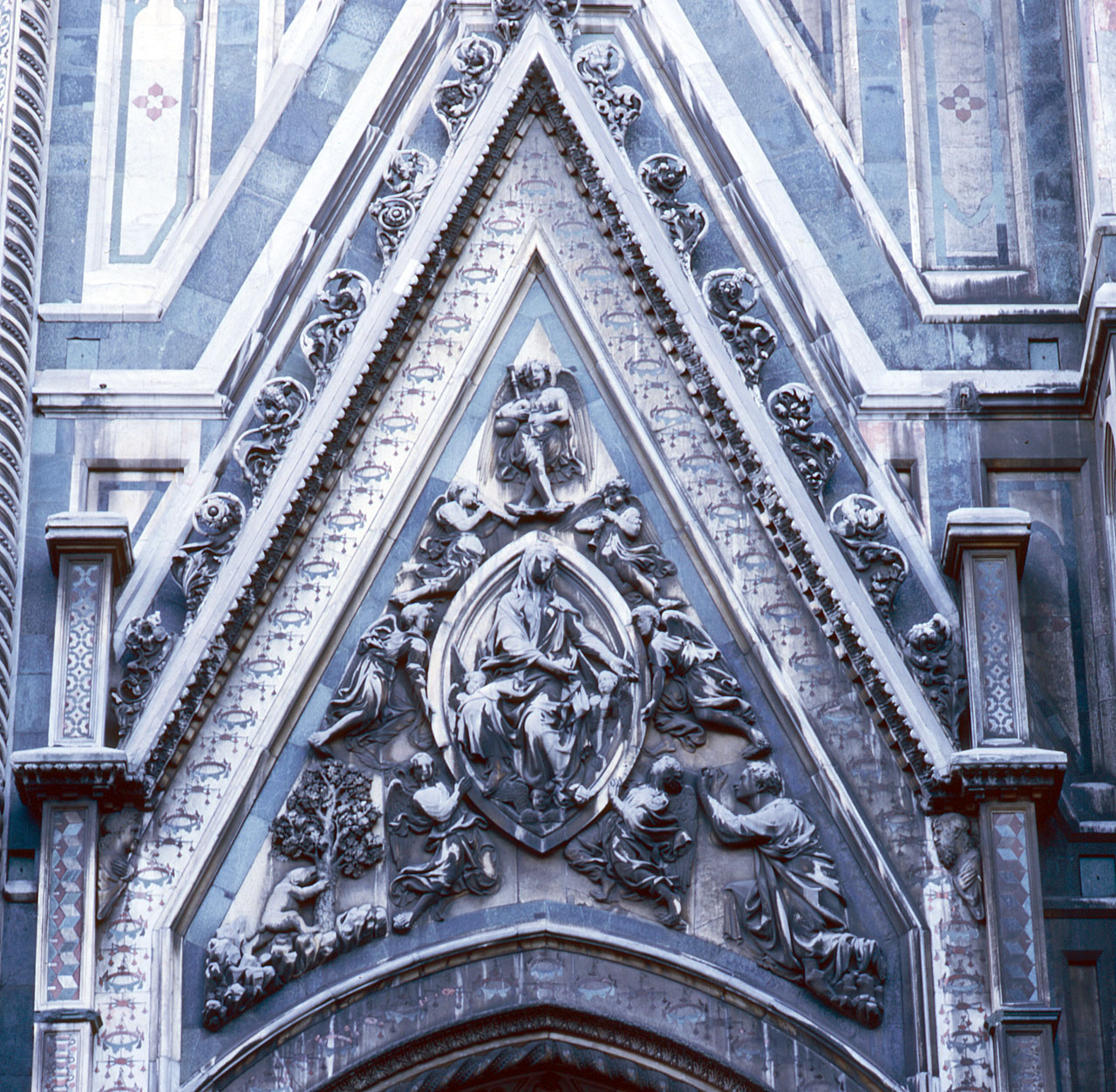 San Tommaso riceve la cintura dalla Madonna Assunta (rilievo) di Nanni di Banco (sec. XV)
