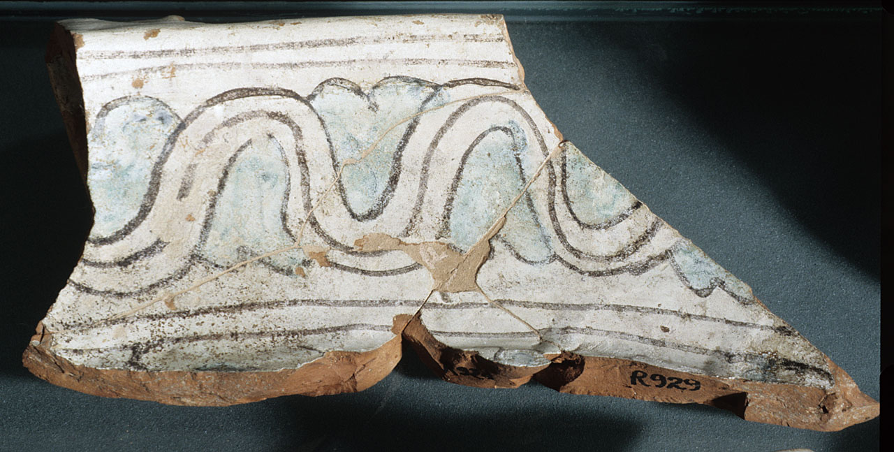 bacile ansato, frammento - bottega toscana (sec. XIV)