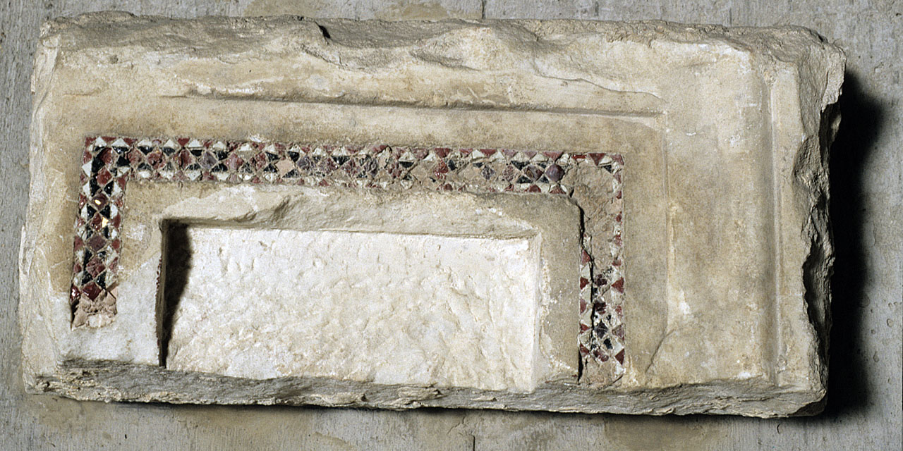 decorazione plastica, frammento di Arnolfo di Cambio (bottega) (secc. XIII/ XIV)