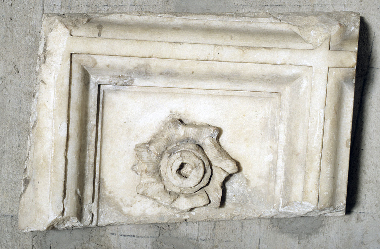 decorazione plastica, frammento di Arnolfo di Cambio (bottega) (secc. XIII/ XIV)