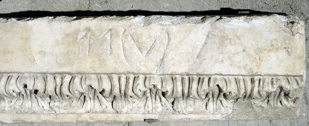 decorazione plastica, frammento di Arnolfo di Cambio (bottega) (secc. XIII/ XIV)