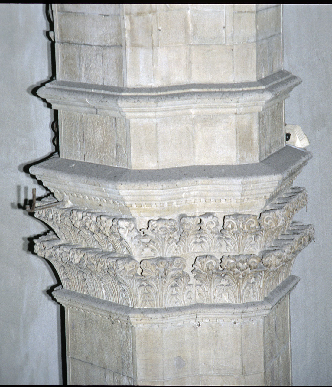 capitello di pilastro, serie - bottega fiorentina (sec. XV)