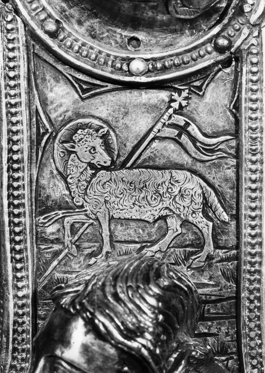 Agnus Dei (decorazione a incisione) - manifattura pistoiese (inizio, inizio sec. XIV, sec. XV)
