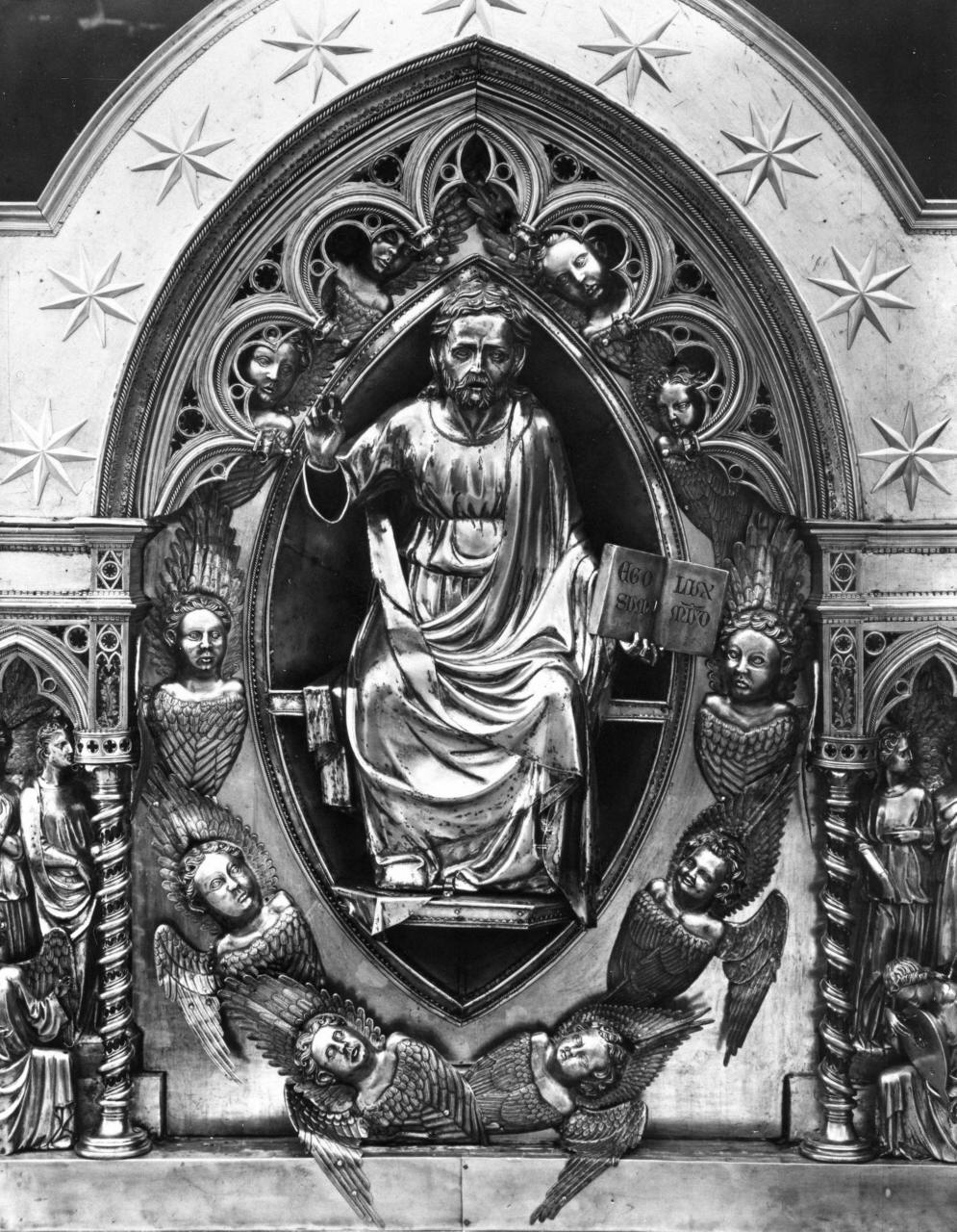Cristo benedicente entro una mandorla sorretta da angeli (rilievo, elemento d'insieme) di Buti Onofrio, Braccini Andrea di Pietro, Giovanni di Bartolomeo Cristiani detto Giovanni da Pistoia (ultimo quarto sec. XIII, sec. XIV, sec. XV)