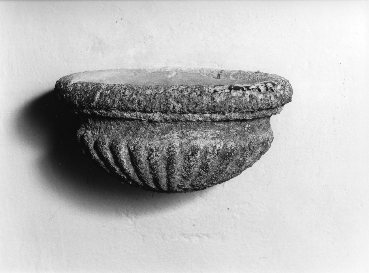 acquasantiera da parete, serie - bottega toscana (prima metà sec. XVIII)