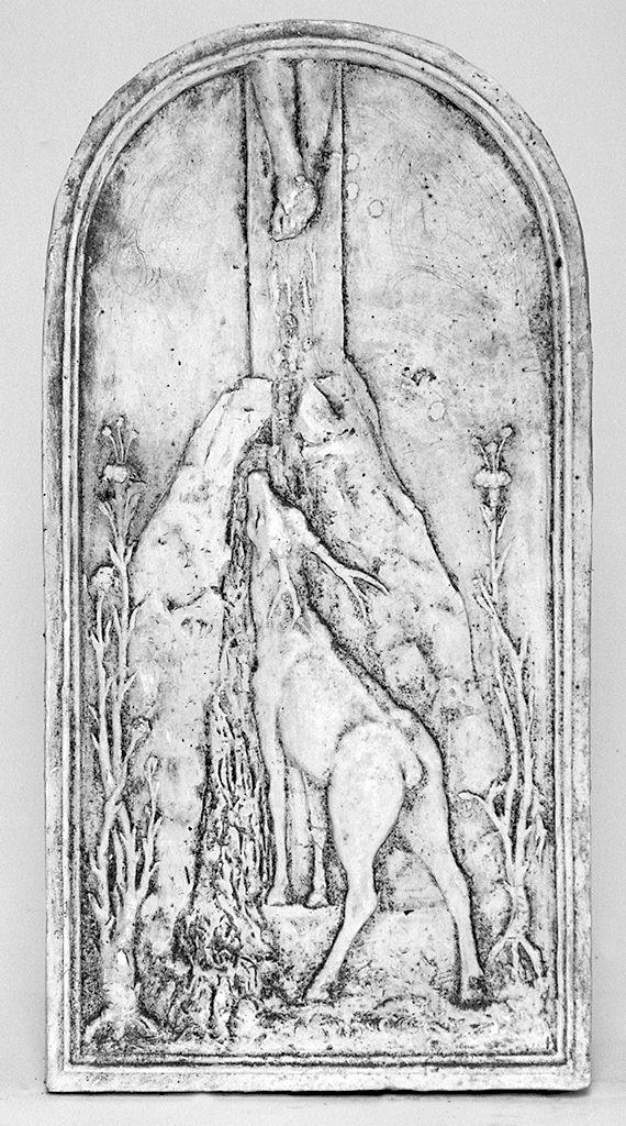 cervo ai piedi della croce (rilievo) - ambito italiano (prima metà sec. XX)