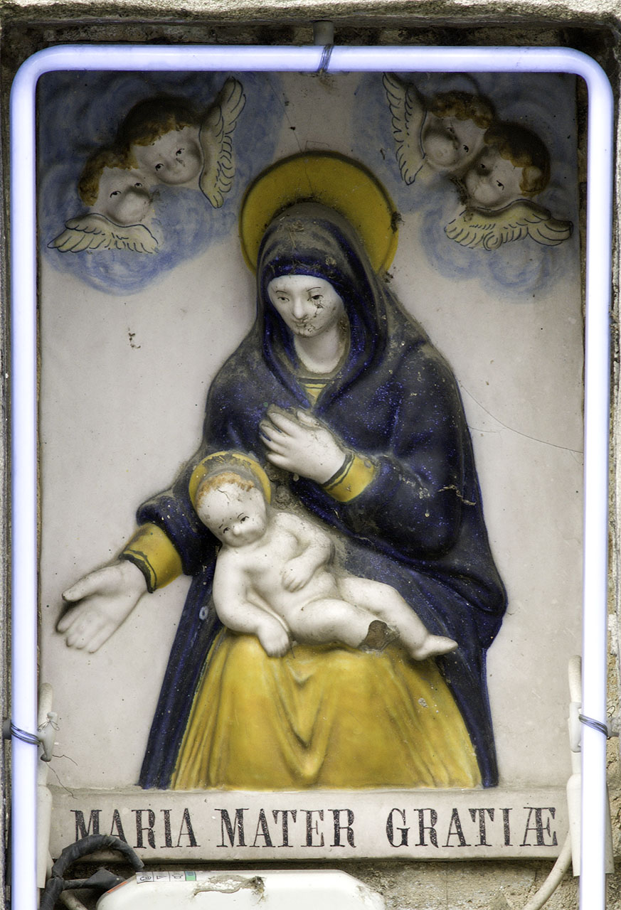 Madonna delle Grazie, Madonna con Bambino e angeli (rilievo) - manifattura di Doccia (secc. XIX/ XX)